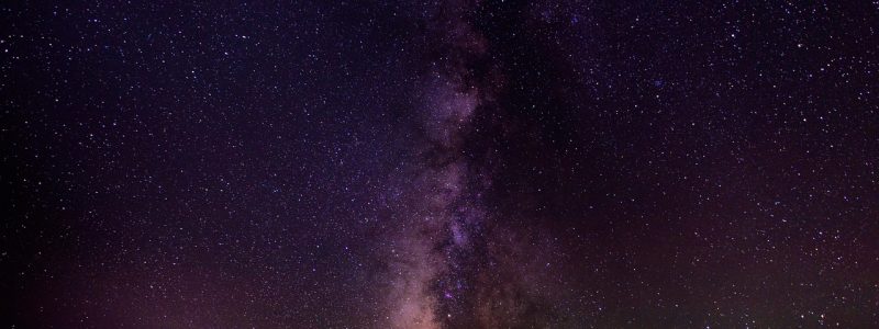 崩坏星穹铁道星穹列车穿越宇宙星云的壮阔场景，蓝紫色星际背景中铁道蜿蜒延伸，充满科幻史诗感