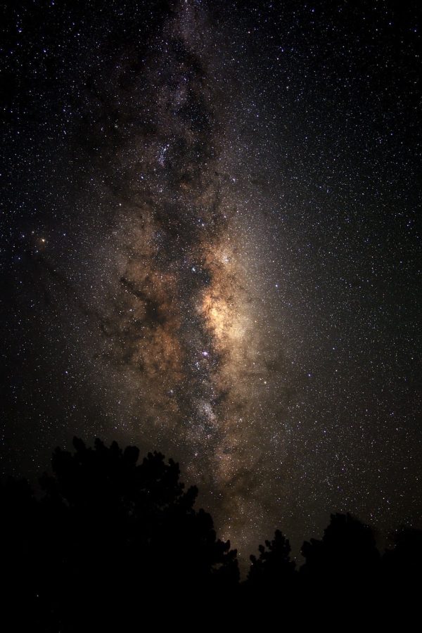 崩坏星穹铁道 App 主界面截图，星穹列车车厢内景，暖色灯光下角色站在窗边眺望星空